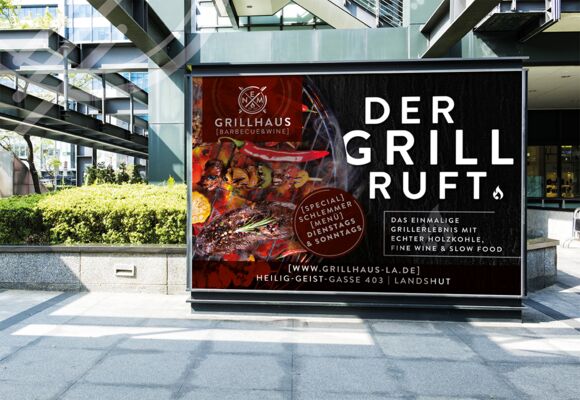 Das Bild zeigt ein Plakat von Grillhaus. Darauf zu lesen ist der Satz: Der Grill ruft und abgebildet ist ein Grill mit leckerem Grillgut.