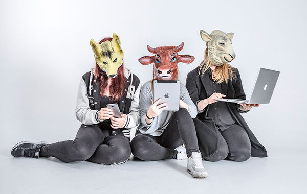 Auf dem Bild sind 3 Personen zu sehen jeweils mit Tiermasken auf den Köpfen und jede ein anderes Digitales Gerät in der Hand